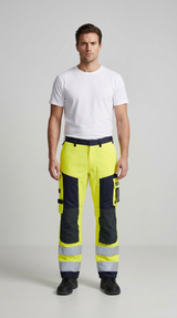 Mand i hvid t-shirt og neon-gule arbejdsbukser med mørkeblå forstærkninger og refleksstriber.