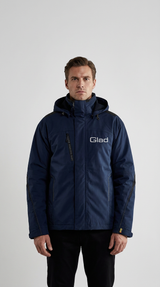 Mand i mørkeblå arbejdsjakke med Glad-logo mod en lys grå baggrund.