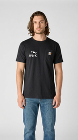 Mand i sort Drone WorX t-shirt og blå jeans mod en hvid baggrund.