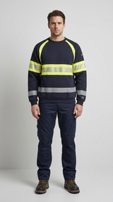 Mand i mørkeblå sweatshirt med gule refleksstriber, matchende arbejdsbukser og brune støvler.