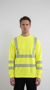 Mand i gul high-visibility sweatshirt med refleksstriber mod en hvid baggrund.