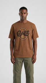Mand iført brun Carhartt t-shirt med logo og olivengrønne bukser.
