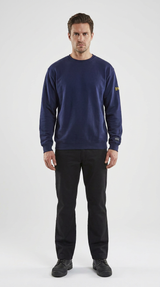 Mand iført en mørkeblå sweatshirt og sorte bukser stående mod en hvid baggrund.