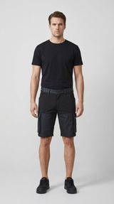 Mand iført sort t-shirt og sorte cargoshorts mod en neutral baggrund.
