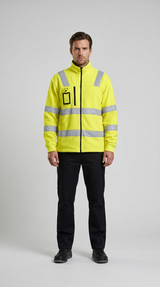 Mand i gul high-visibility fleecejakke med refleksstriber og sorte arbejdsbukser mod en grå baggrund.