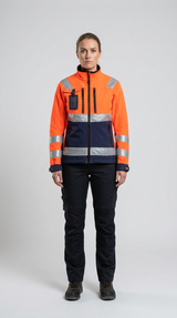 Kvinde i orange og mørkeblå high-visibility arbejdsjakke med reflekser og sorte arbejdsbukser.