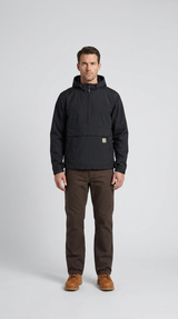 Mand i sort Carhartt-anorak, brune bukser og lysebrune støvler på en grå baggrund.