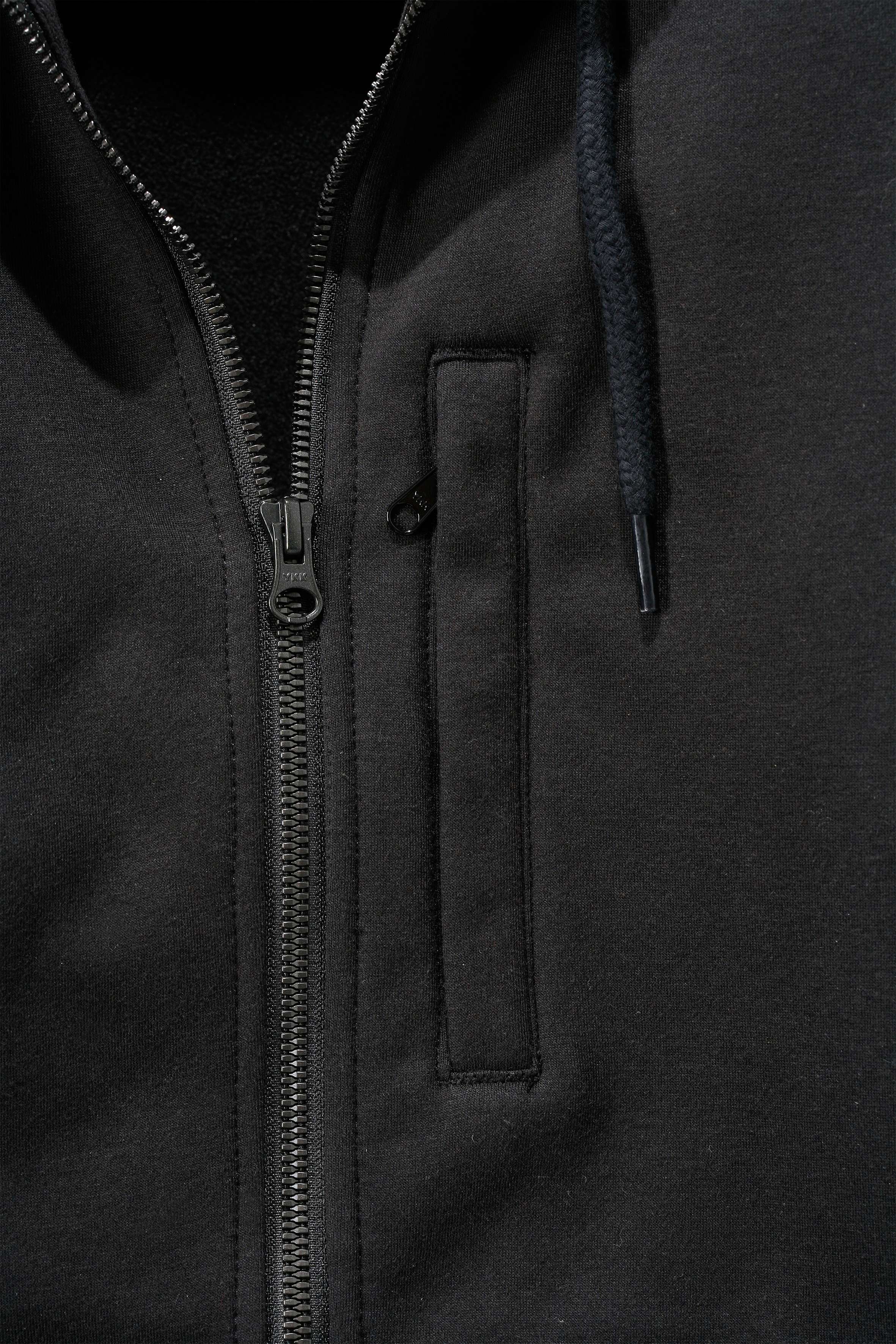 Carhartt 101759 Wind Fighter Hooded Sweatshirt detalje til broderi