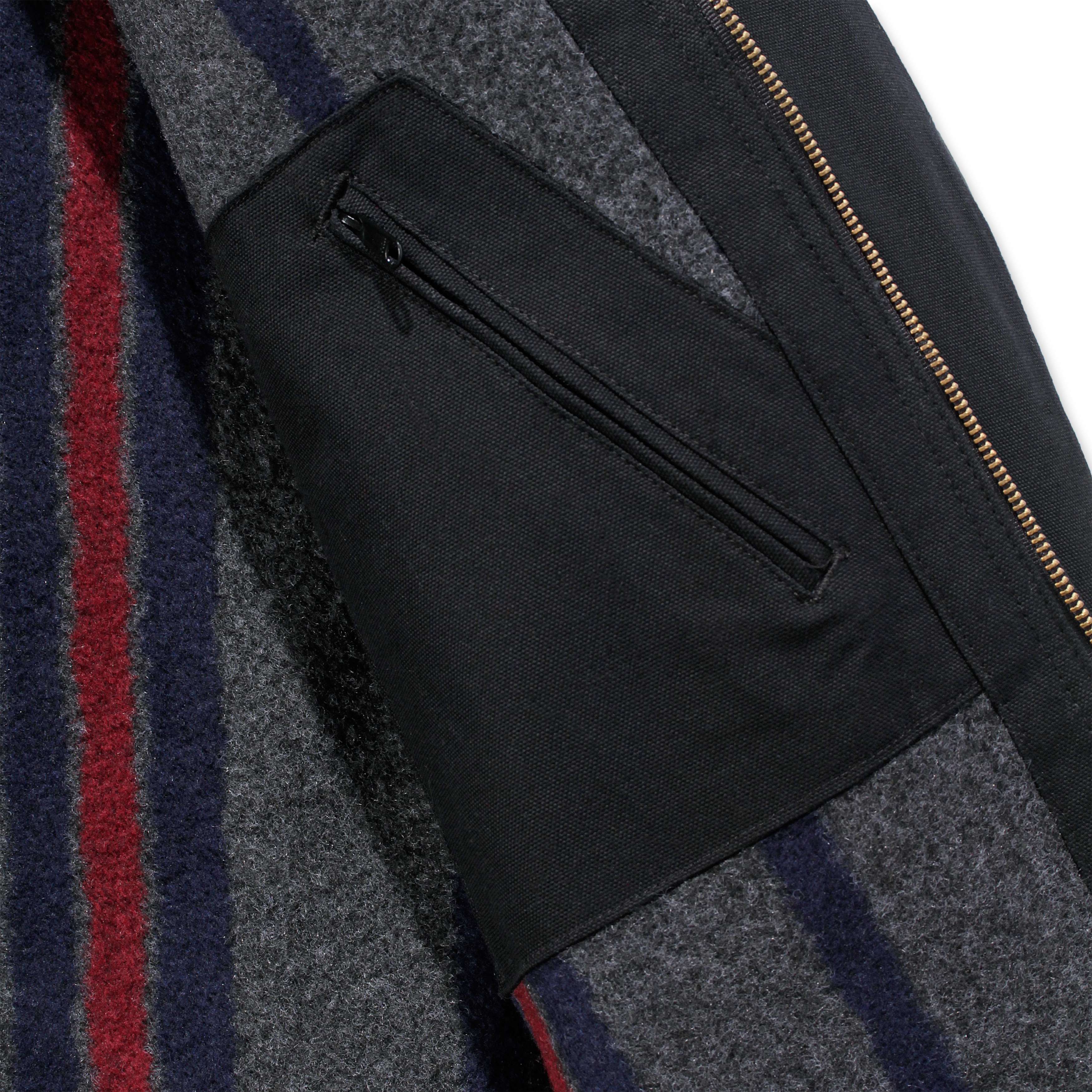 Carhartt 103828 Duck Detroit Jakke detalje med firmalogo