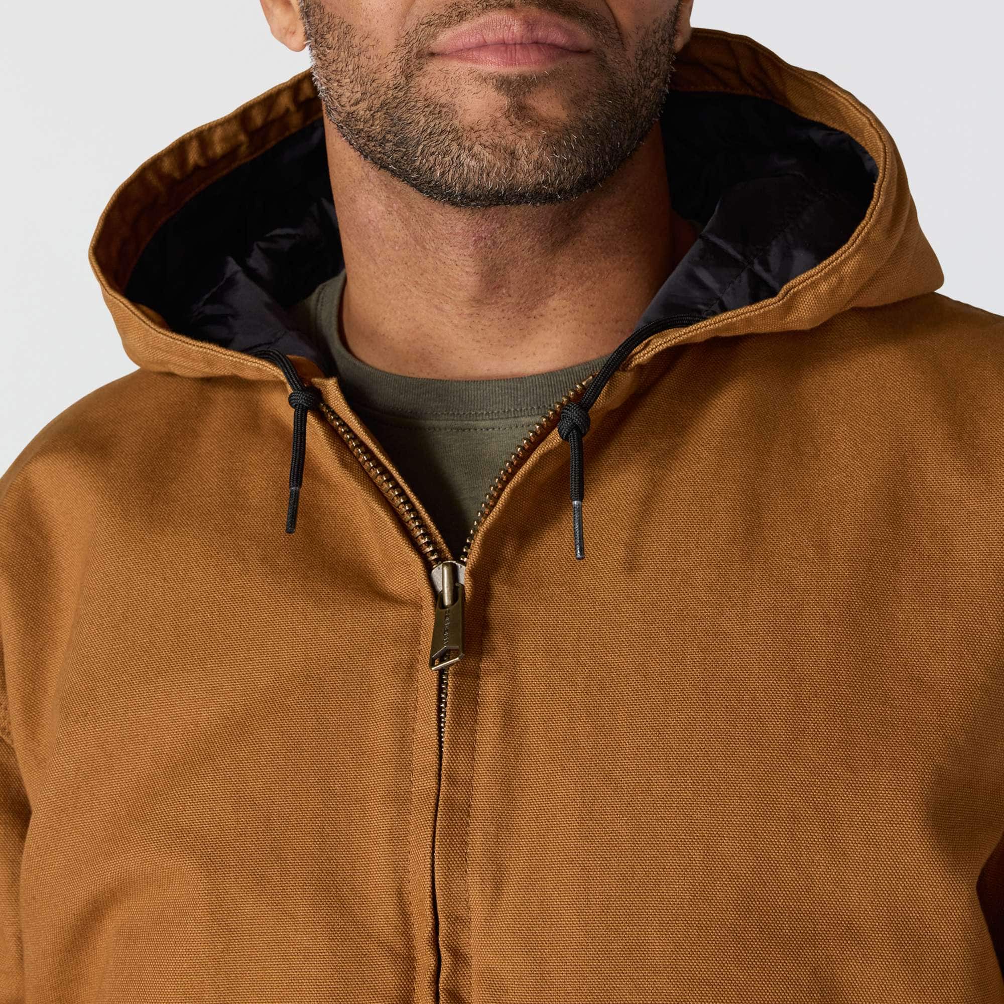 Carhartt 104050 Duck Active Jakke nærbillede med firmalogo