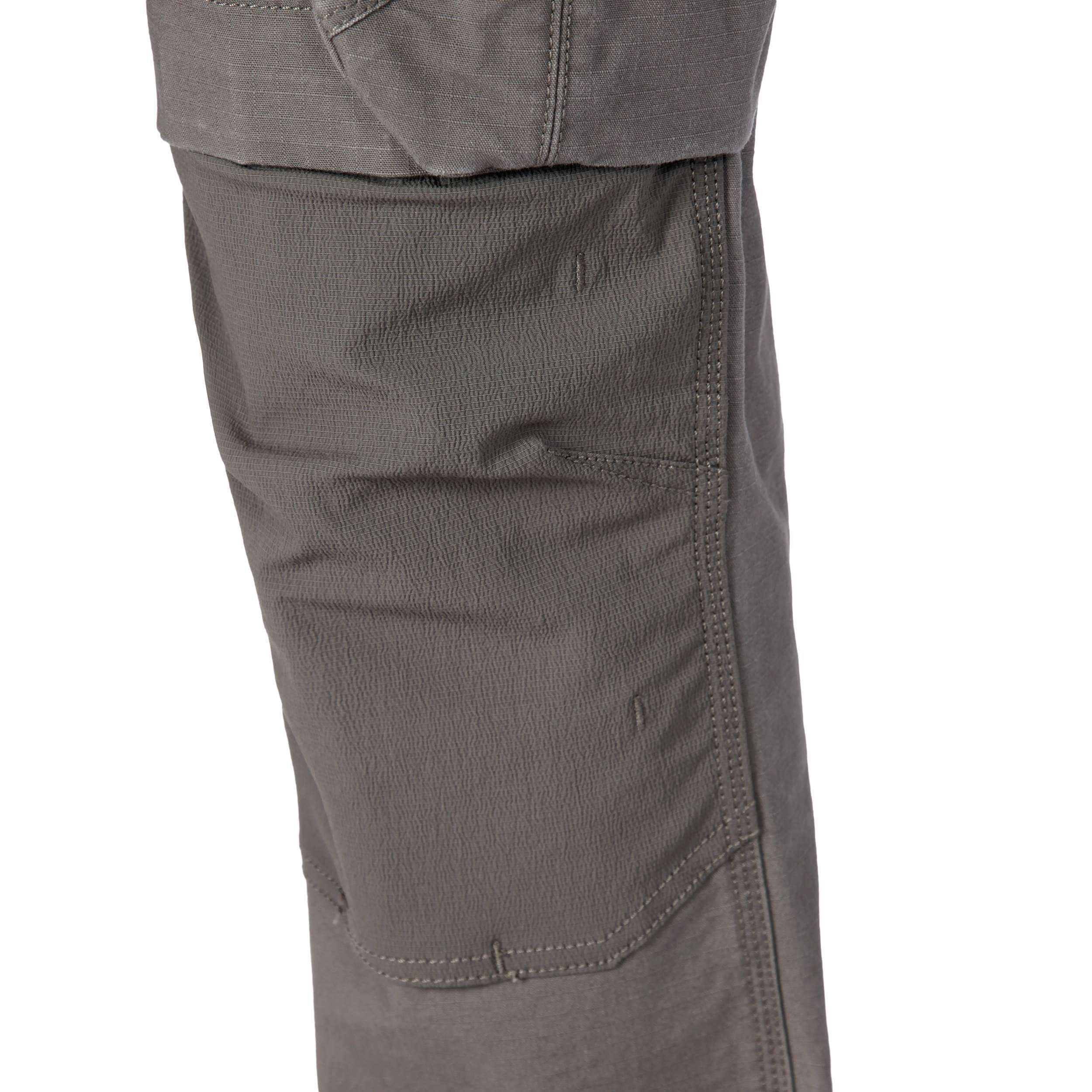 Carhartt 105072 Relaxed Straight Steel Rugged Flex™ Ripstop Double-Front Cargo Buks nærbillede med logo