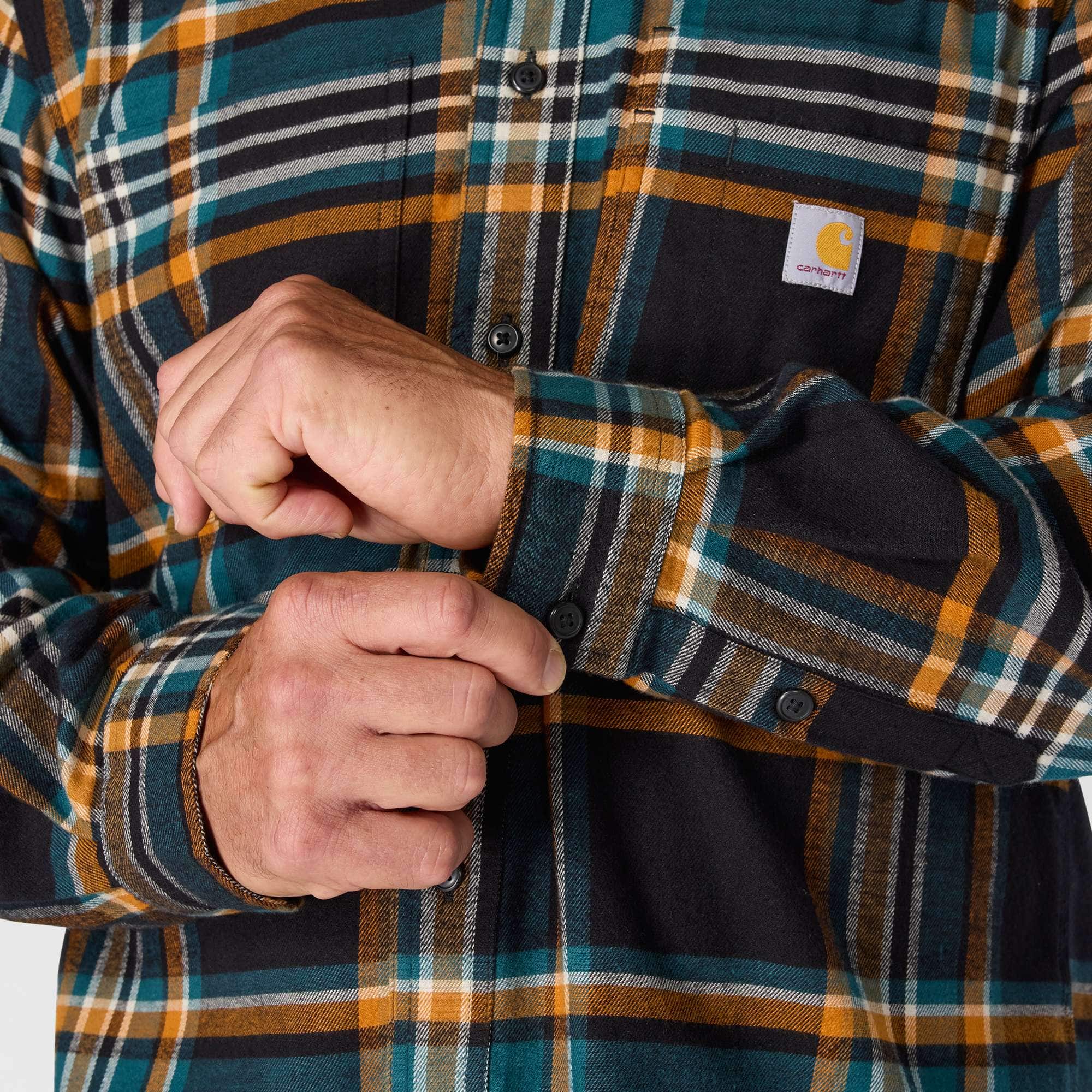 Carhartt 107010 Flannel Long-Sleeve Plaid Shirt detalje med logo