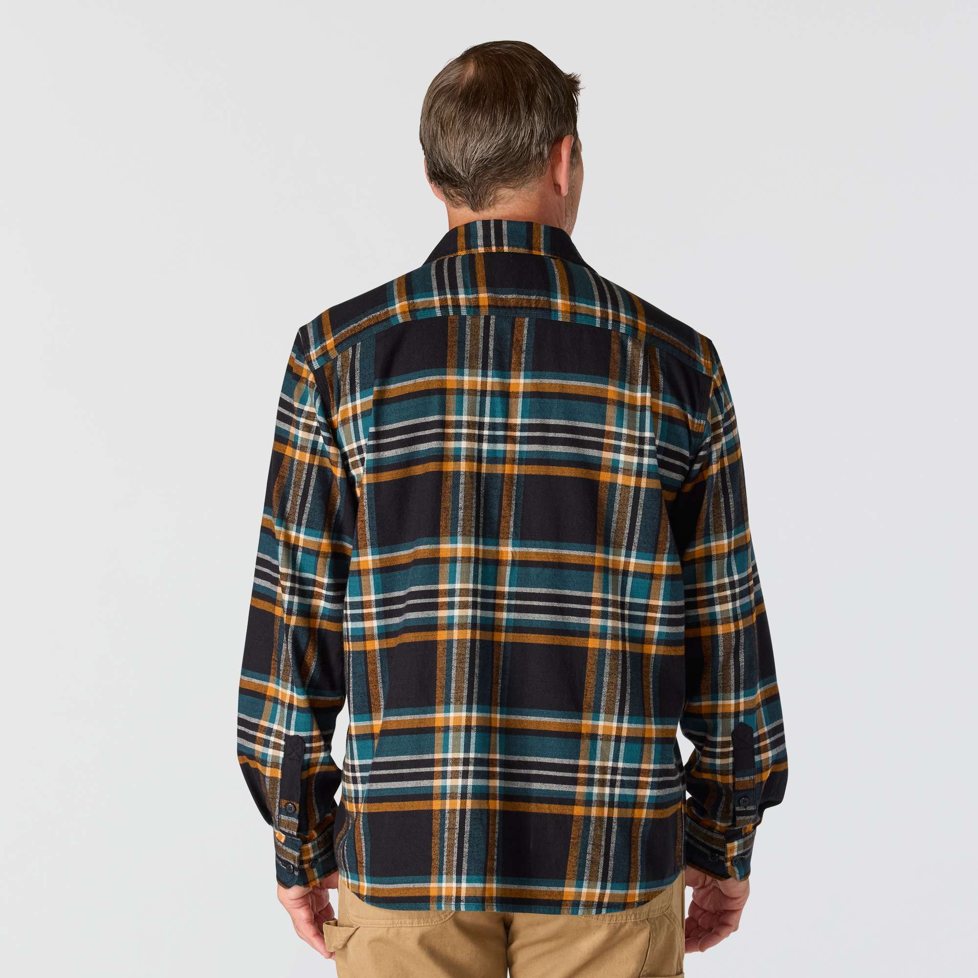 Carhartt 107010 Flannel Long-Sleeve Plaid Shirt detalje med firmalogo