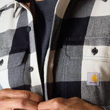 Carhartt 107013 Long-Sleeve Plaid Skjorte nærbillede med logo