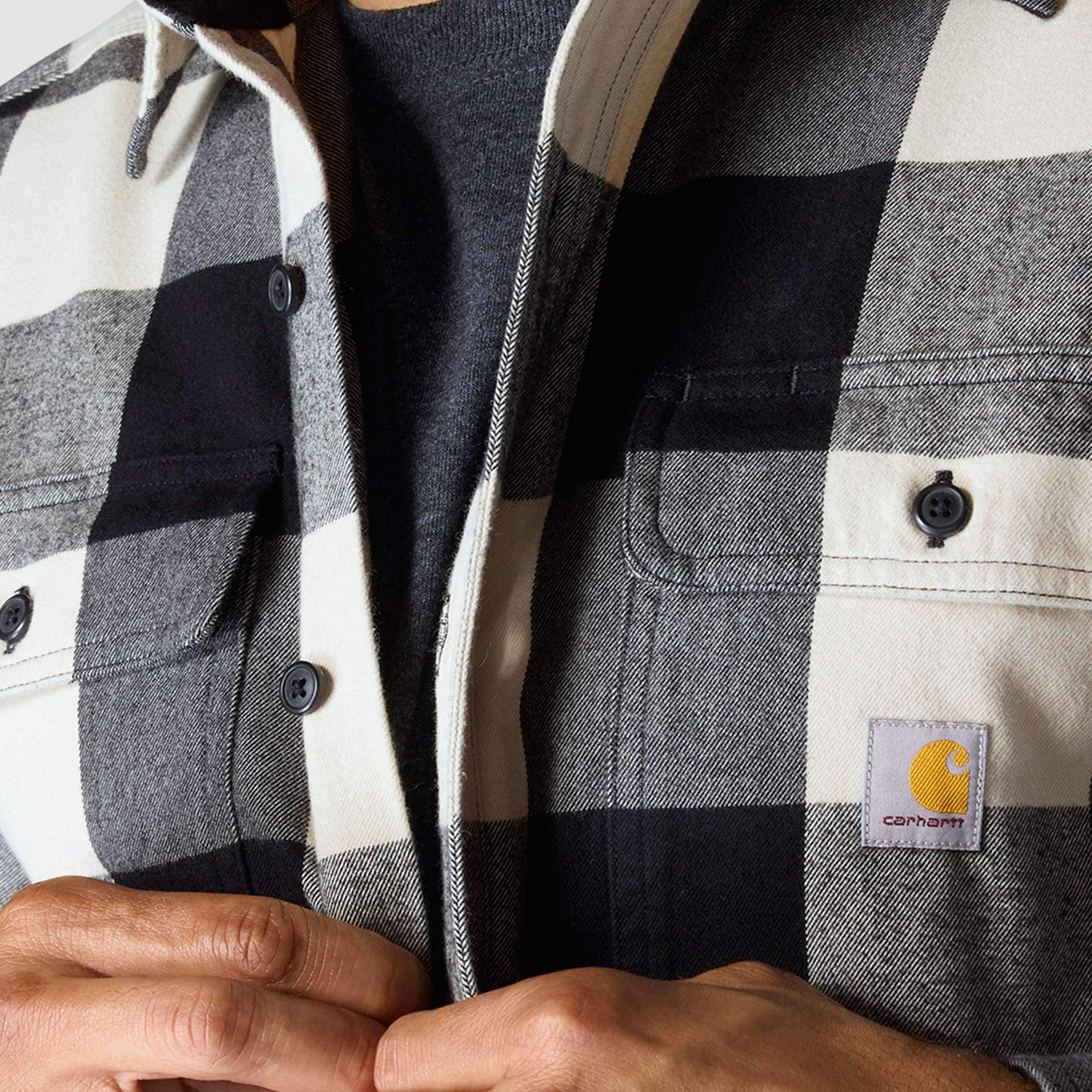 Carhartt 107013 Long-Sleeve Plaid Skjorte nærbillede med logo
