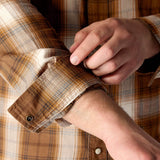 Carhartt 107016 Snap-Front Plaid Skjorte nærbillede med logo