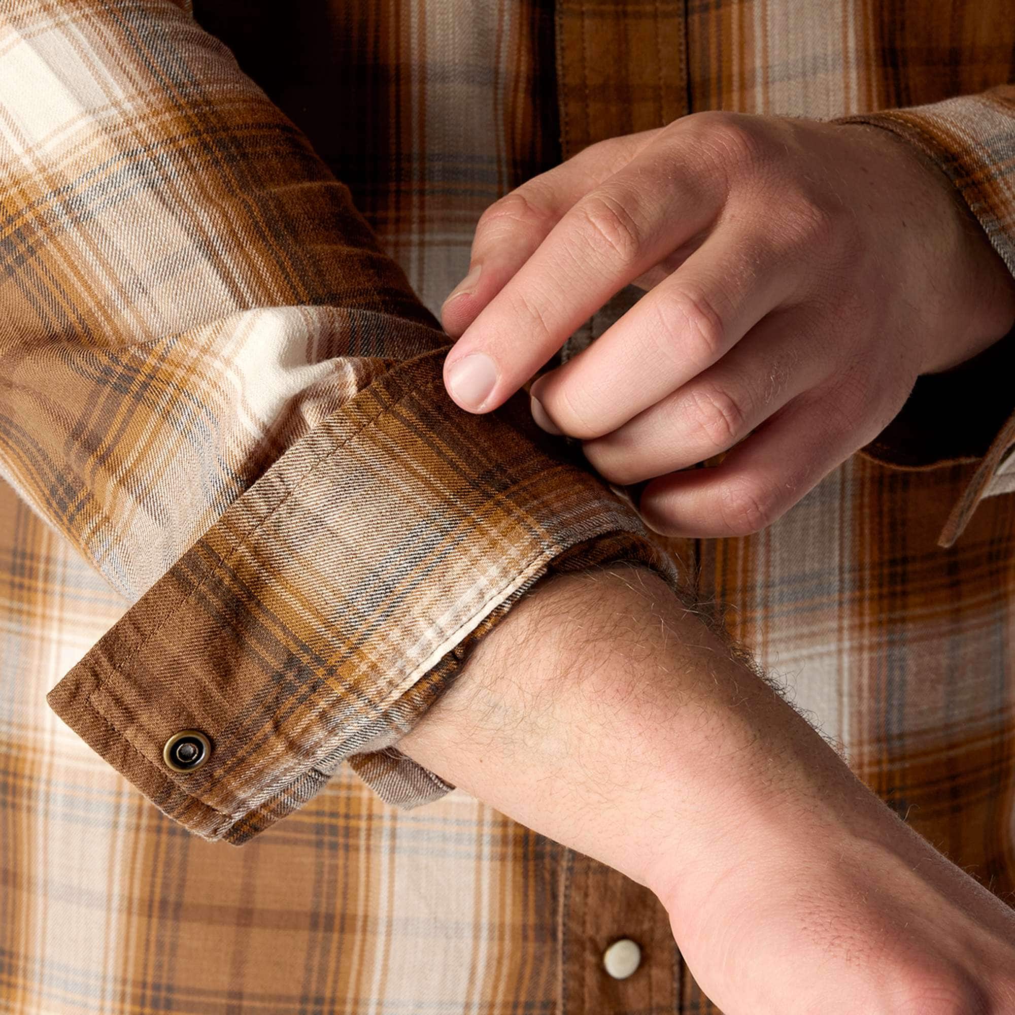 Carhartt 107016 Snap-Front Plaid Skjorte nærbillede med logo