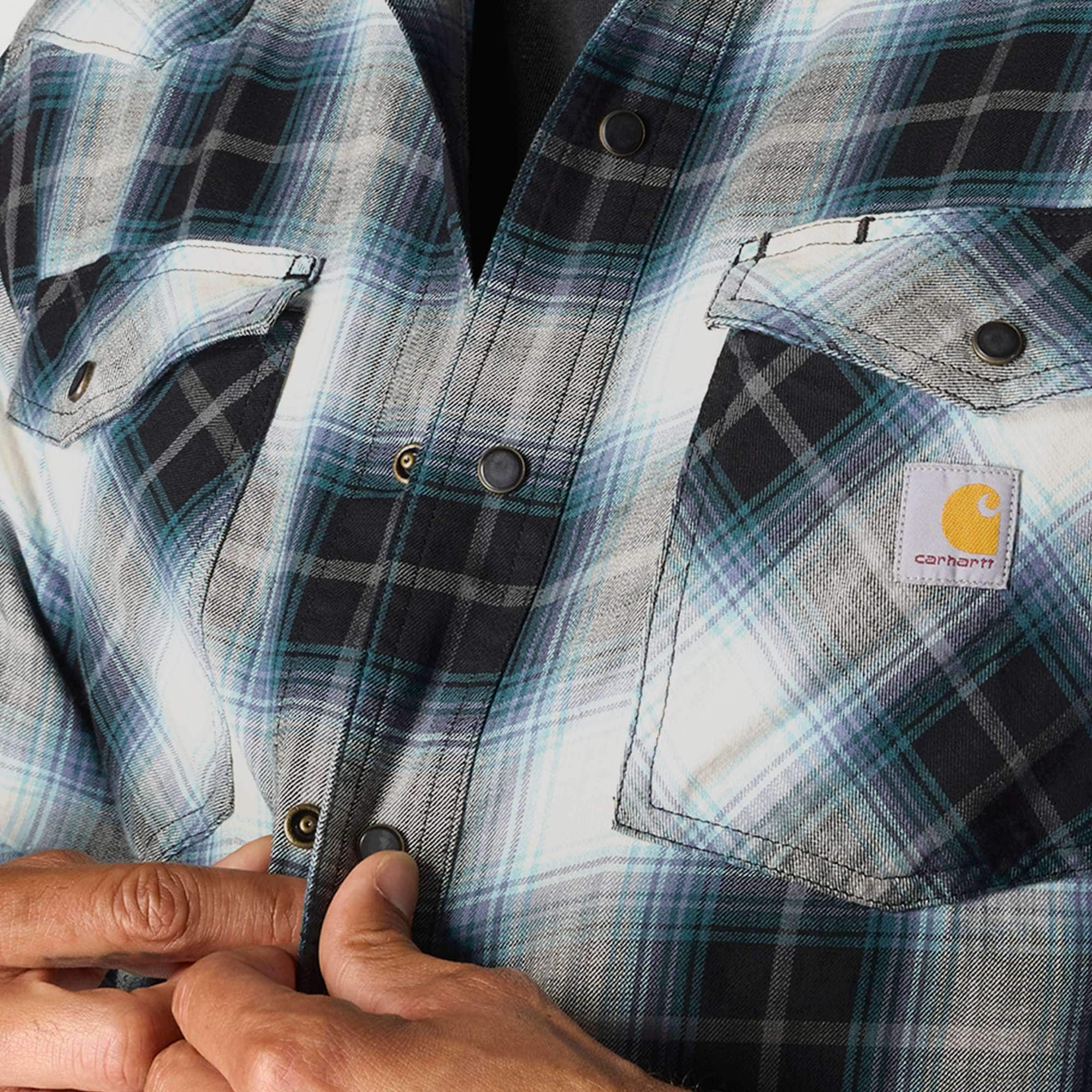 Carhartt 107016 Snap-Front Plaid Skjorte detalje med logo