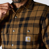 Carhartt 107017 Flannel Sherpa-Lined Skjorte Jakke nærbillede med logo