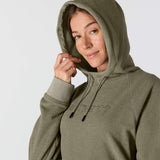 Carhartt 107142 Fleece Hooded Sweatshirt Dame nærbillede med logo