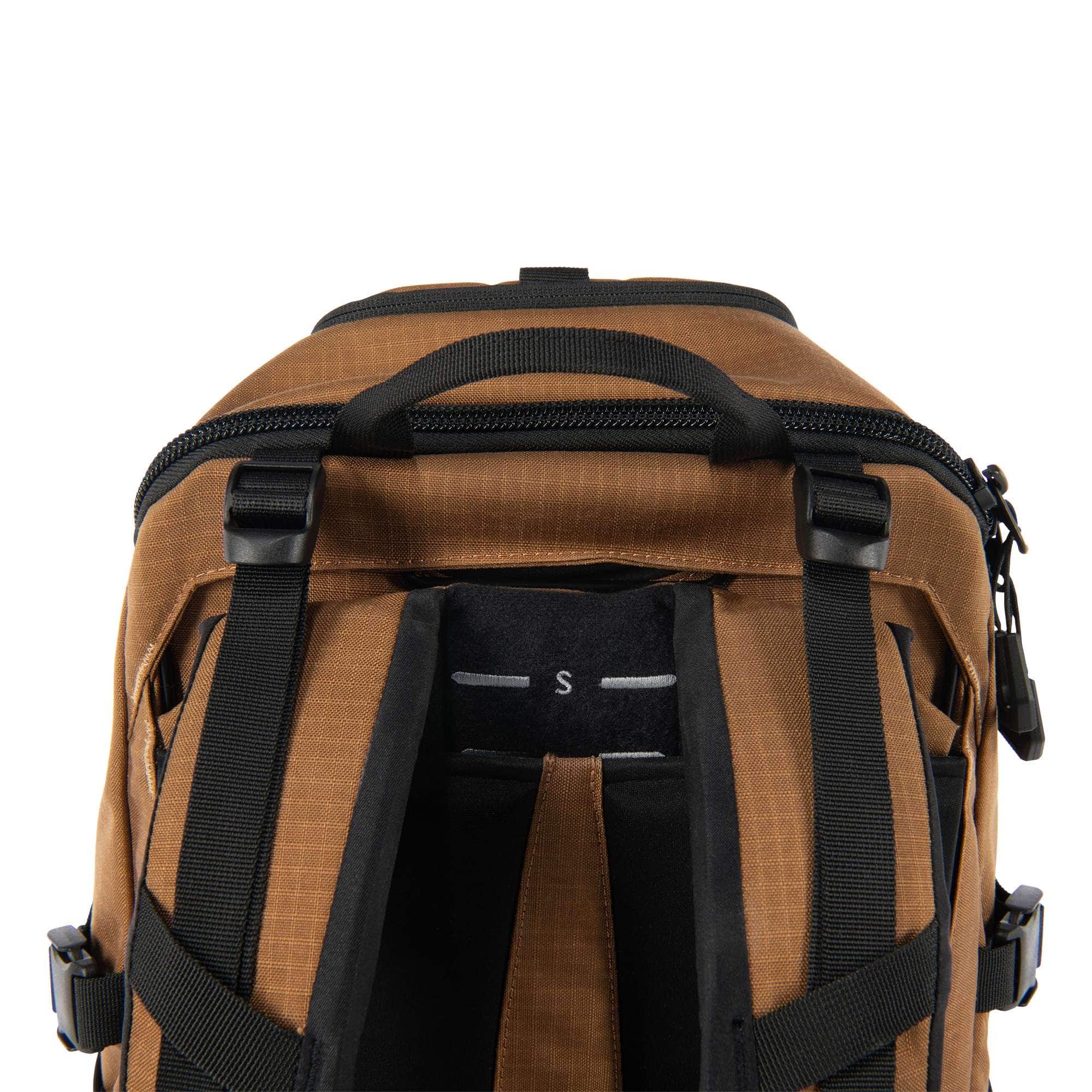 Carhartt B0000440 45L Nylon Hiking Rygsæk detalje med logo