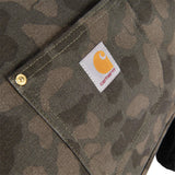 Carhartt P000417 Dog Camo Chore Vinterjakke nærbillede med logo