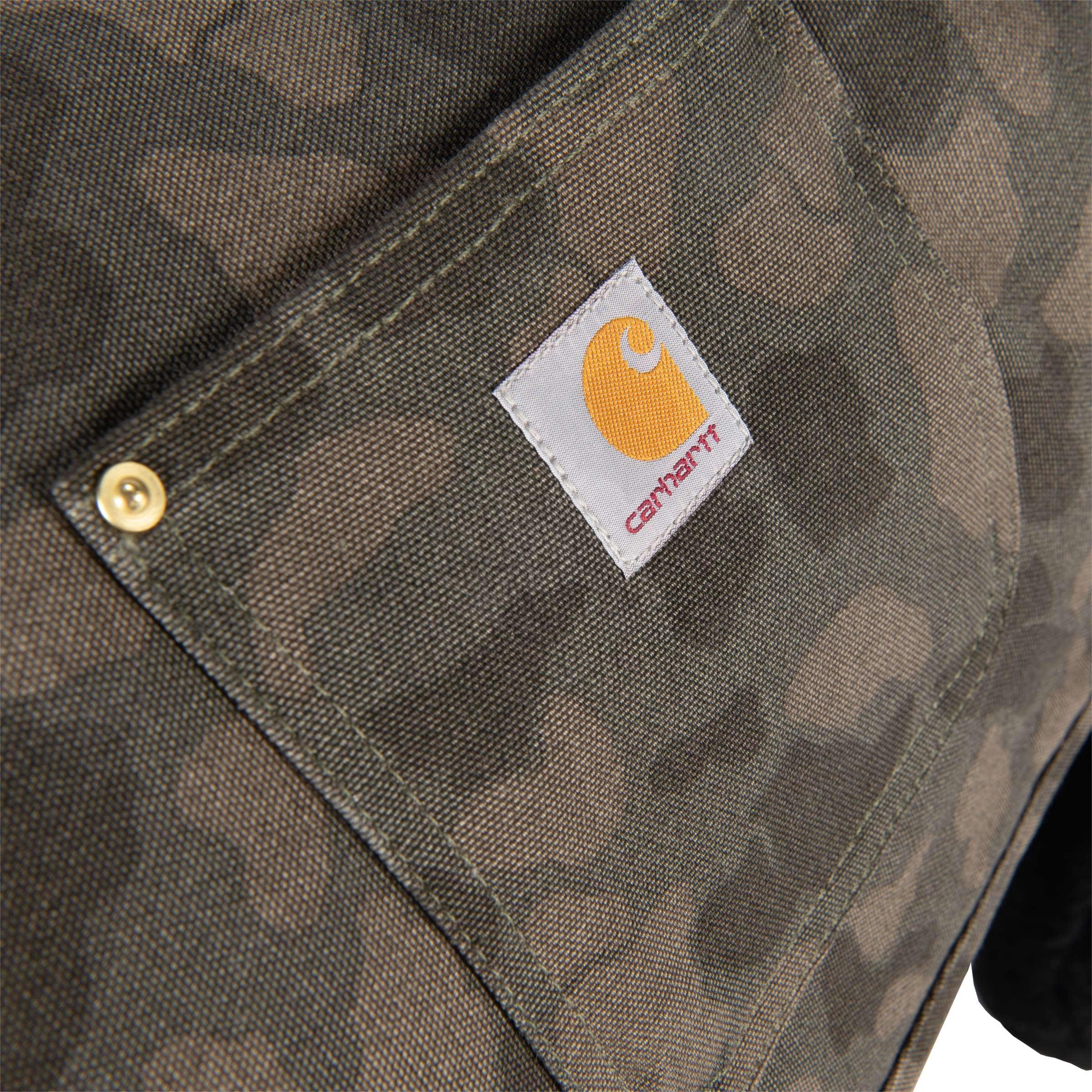 Carhartt P000417 Dog Camo Chore Vinterjakke nærbillede med logo