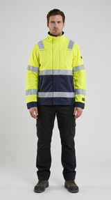 Mand i gul og mørkeblå high-visibility arbejdsjakke, mørke arbejdsbukser og støvler på en grå baggrund.