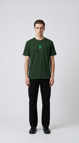 Mand iført mørkegrøn t-shirt med lille logo og sorte bukser mod en lys baggrund.