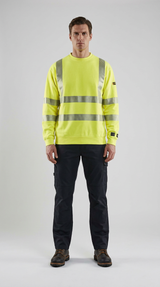 Mand iført neongul sweatshirt med refleksstriber og mørke arbejdsbukser.