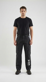 Mand iført sorte arbejdsbukser med Drone Worx-logo og en sort t-shirt på en lys baggrund.