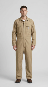 Mand i en beige Carhartt-kedeldragt med brystlommer stående mod en grå baggrund.
