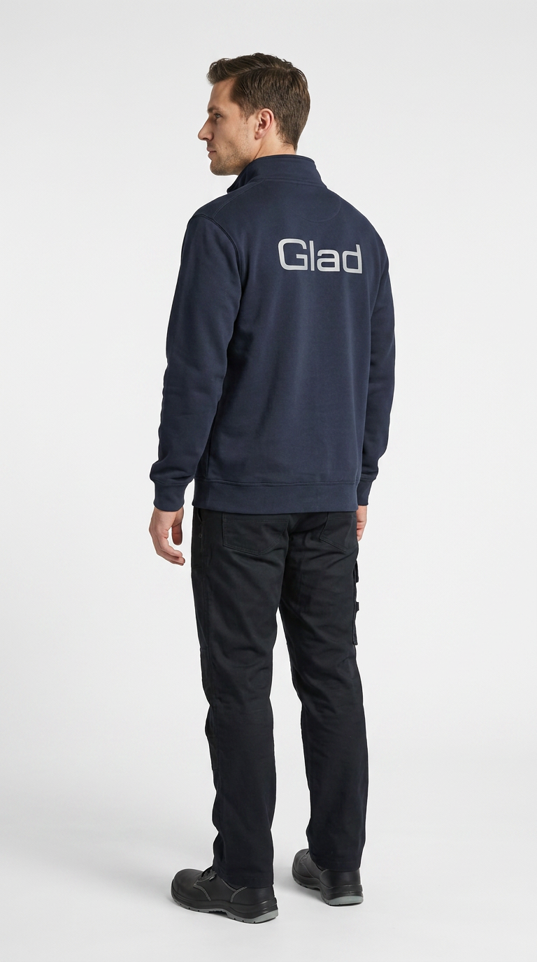 Mand i mørkeblå sweatshirt med Glad-logo på ryggen og sorte arbejdsbukser mod en hvid baggrund.
