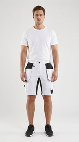 Mand iført hvid t-shirt og hvide arbejdsshorts med sorte lommer på en hvid baggrund.