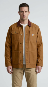 Mand i en brun Carhartt-lærredsjakke med fløjlskrave mod en hvid baggrund.