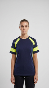 Kvinde i mørkeblå t-shirt med neon-gule detaljer på skuldre og ærmer.