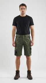 Mand i sort t-shirt, olivengrønne arbejdsshorts og brune støvler på hvid baggrund.