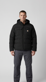 Mand i en sort Carhartt-jakke med hætte og grå arbejdsbukser mod en hvid baggrund.