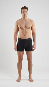 Mand i sorte Blåkläder boxershorts mod en hvid baggrund.