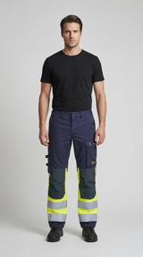 Mand i sort t-shirt og mørkeblå arbejdsbukser med neongule og reflekterende detaljer.