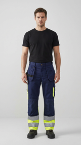 Mand i sort t-shirt og mørkeblå arbejdsbukser med neongule detaljer og refleksstriber.