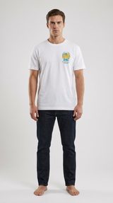 Mand i hvid t-shirt med lille brystgrafik og mørkeblå jeans på en hvid baggrund.