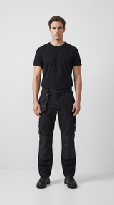 Mand i sort t-shirt og sorte arbejdsbukser med knæpuder mod en hvid baggrund.