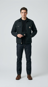 Mand i sort Carhartt-jakke og jeans holder en sort tegnebog mod en lys baggrund.
