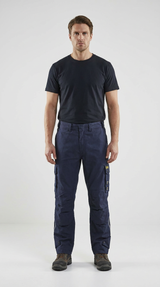 Mand iført sort t-shirt og mørkeblå arbejdsbukser med sidelommer på en hvid baggrund.