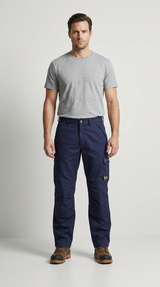 Mand iført grå t-shirt og mørkeblå arbejdsbukser med sidelommer og brune støvler mod en hvid baggrund.