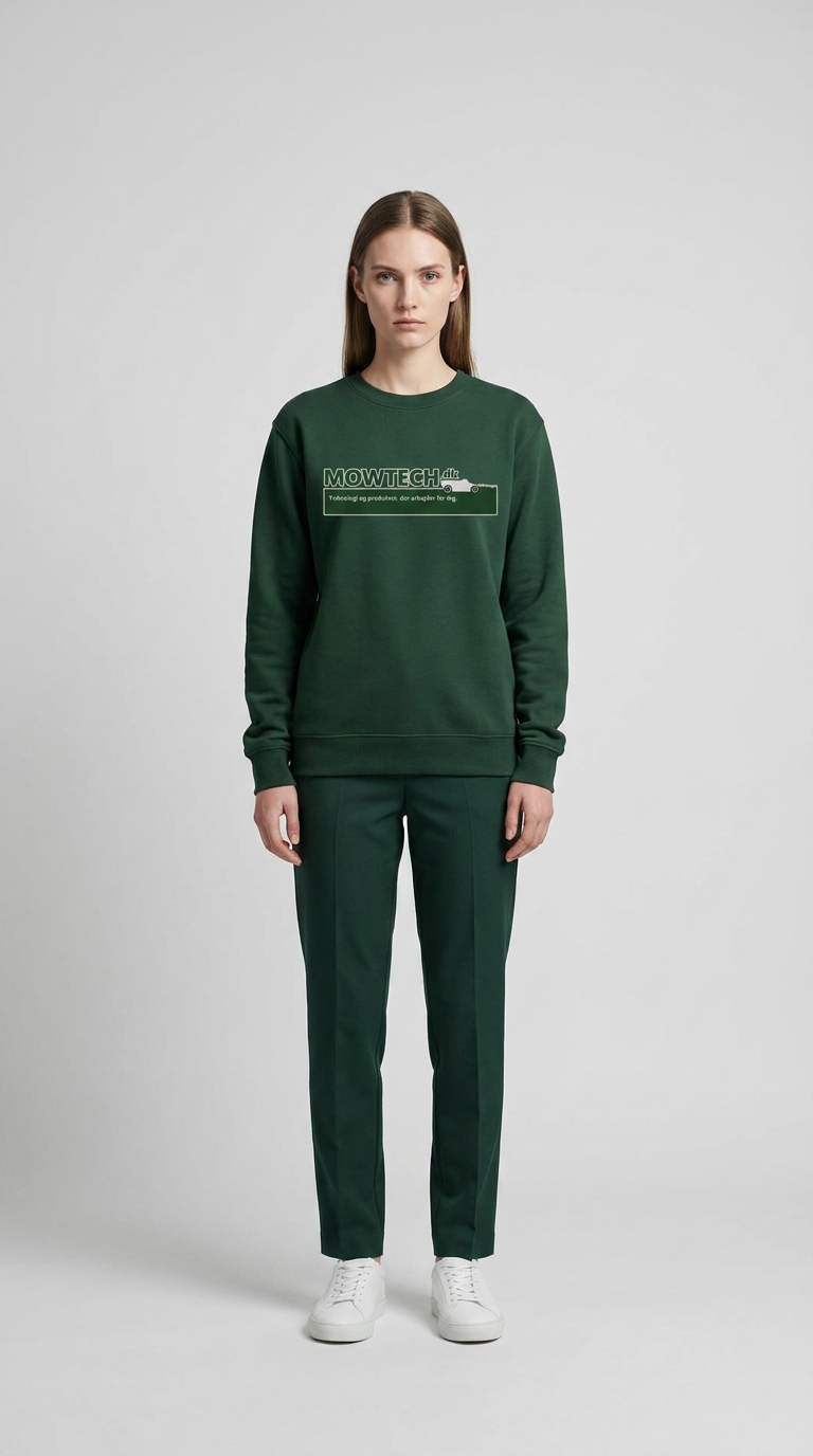 Kvinde i mørkegrøn Mowtech-sweatshirt og matchende bukser foran en hvid baggrund.