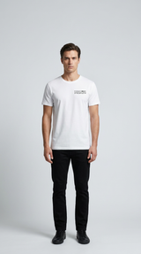 Mand i hvid t-shirt med Restaurant Stockfleth-logo og sorte bukser på en lys baggrund.