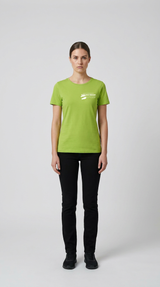 Kvinde i limegrøn t-shirt med hvidt logo og sorte bukser mod en lys grå baggrund.