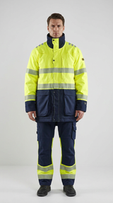 Mand i gul og mørkeblå high-visibility arbejdsjakke og bukser med refleksstriber på en lys baggrund.